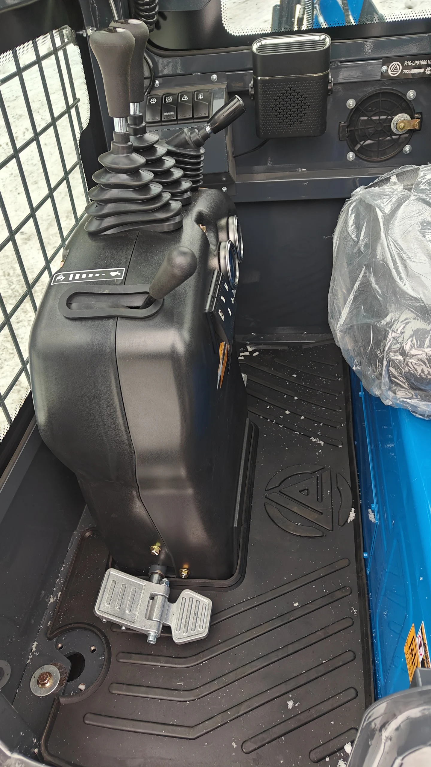 Minigrävare Rippa R10 ECO Hytt golvmatta i gummi. Minigrävare Rippa R10 ECO Hytt golvmatta i gummi.