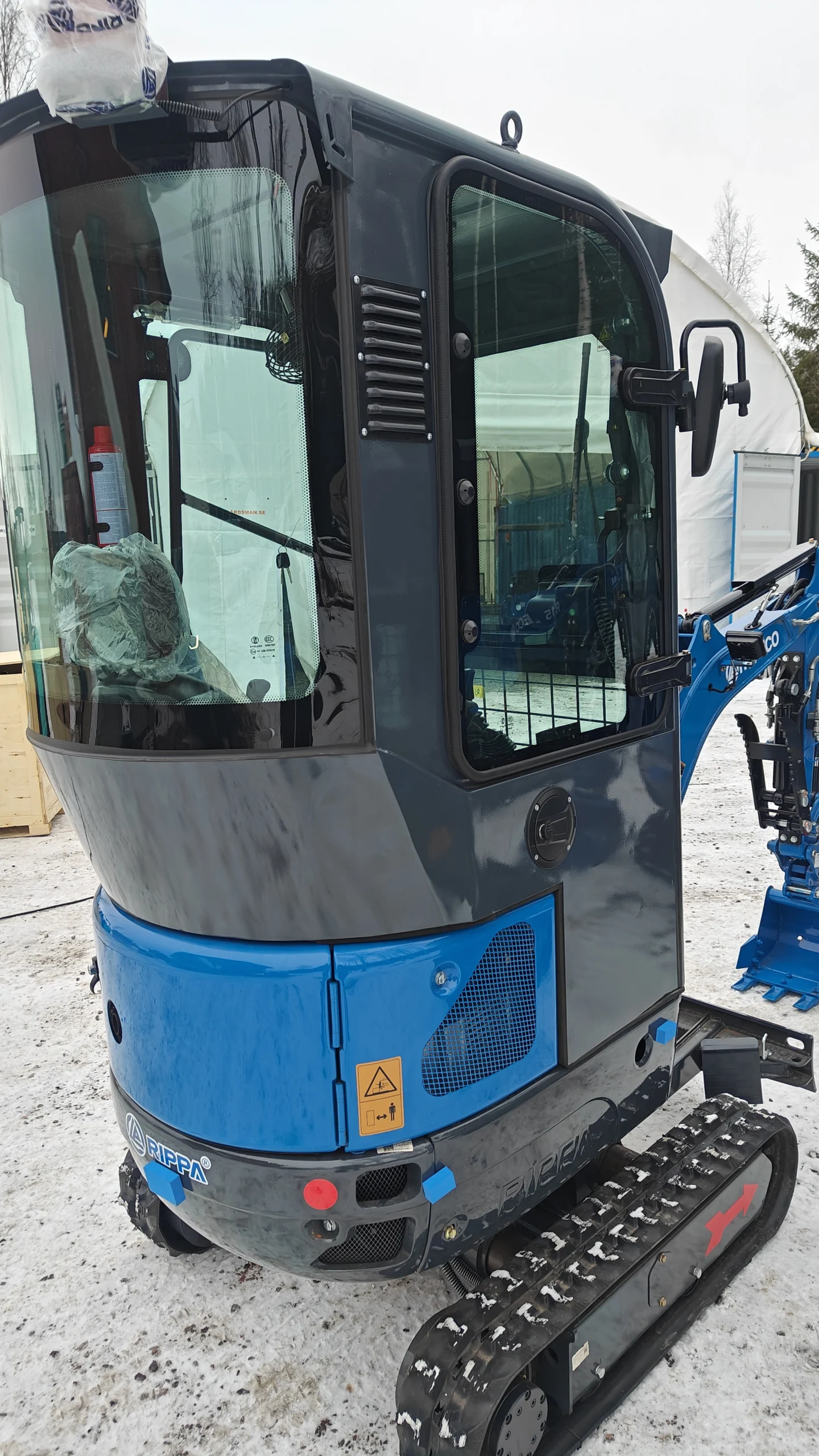 Minigrävare Rippa R10 ECO hytt med värme, bomsväng, breddbara larver, sido joysticks. Minigrävare Rippa R10 ECO hytt med värme, bomsväng, breddbara larver, sido joysticks.