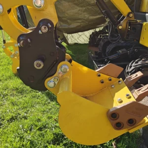 Mekaniskt snabbfäste med sprint för minigrävare ger ca 20 cm extra täckvidd.