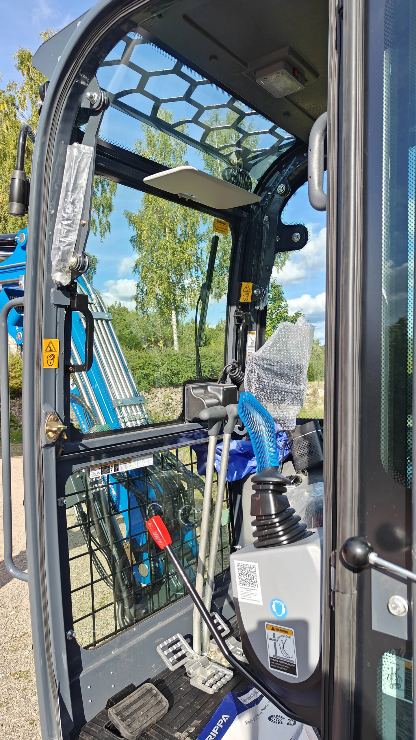 Minigrävare Rippa R32, 3 ton framruta från hytt
