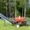 Vedmaskin-vedprocessor med 12 tons klyvkraft för att producera kluven ved av timmer på ett effektivt sätt.