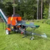 Vedmaskin-vedprocessor med 12 tons klyvkraft för att producera kluven ved av timmer på ett effektivt sätt.