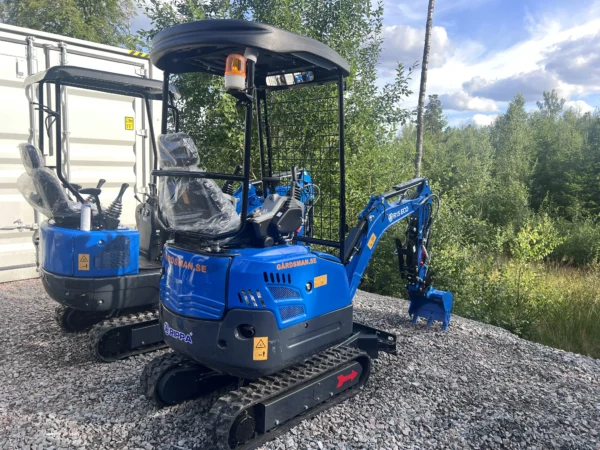 Minigrävare Rippa R15 1,5 ton med bomsväng, breddbara larver, hydraulisk tumme, snabbfäste, planerskopa med tilt, tjälkrok, smalskopa, kratta.