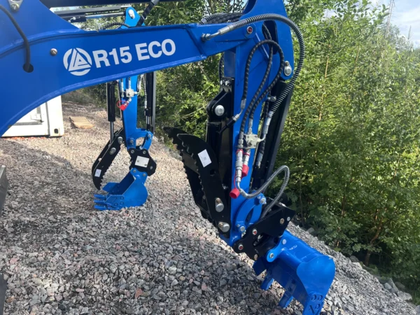 Minigrävare Rippa R15 1,5 ton med bomsväng, breddbara larver, hydraulisk tumme, snabbfäste, planerskopa med tilt, tjälkrok, smalskopa, kratta.