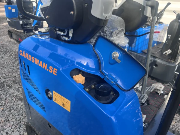 Minigrävare Rippa R15 påfyllning av bränsle och hydraulolja