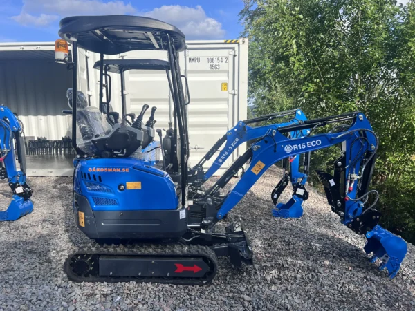 Minigrävare Rippa R15 1,5 ton med bomsväng, breddbara larver, hydraulisk tumme, snabbfäste, planerskopa med tilt, tjälkrok, smalskopa, kratta.